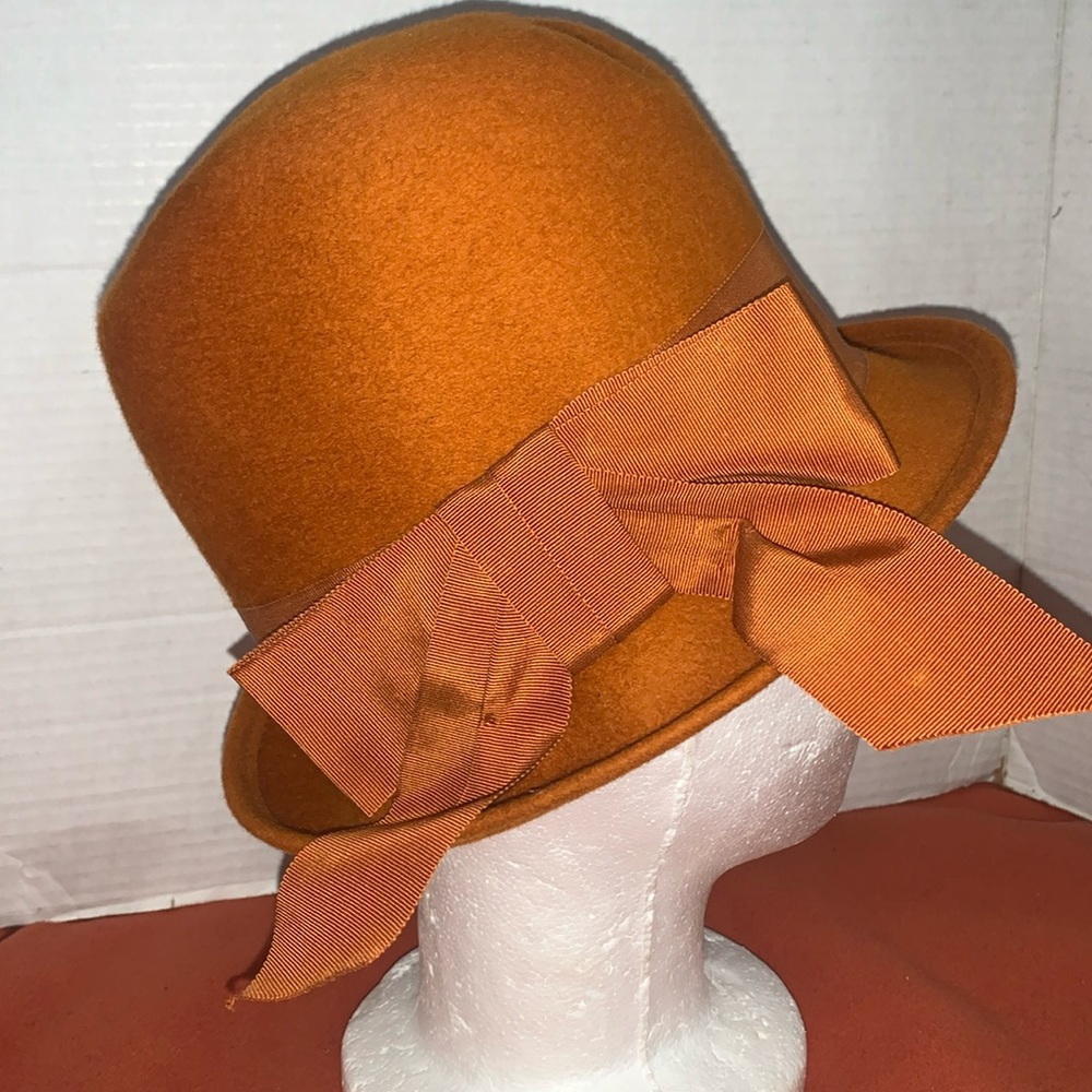 STUNNING… 1950’s vintage Glenover Burnt Orange Wool hat w/ large side ribbon